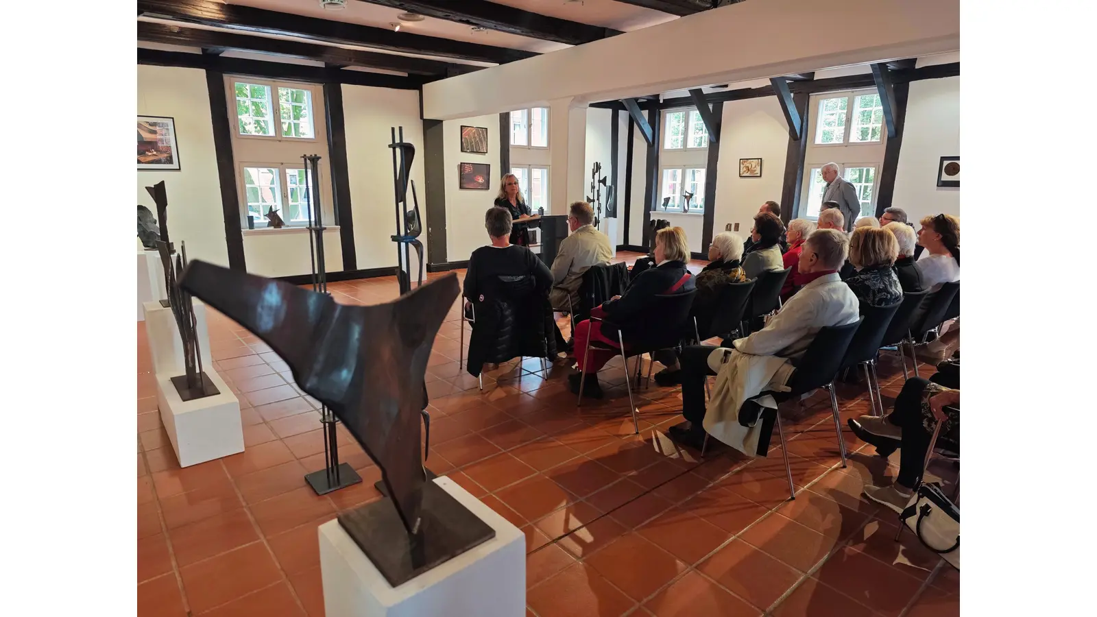 Ausstellungseröffnung in der Abtei: Der Saal ist gut gefüllt. (Foto: jb)