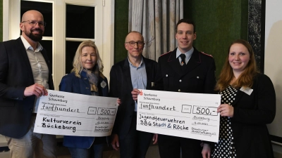 Spendenübergabe der Weihnachtsaktion: Markus Metschke, Kulturverein-Geschäftsführerin Johanna Harmening, Olaf Kruse, Tobias Hämmerling und Annika Fauth. (Foto: nd)