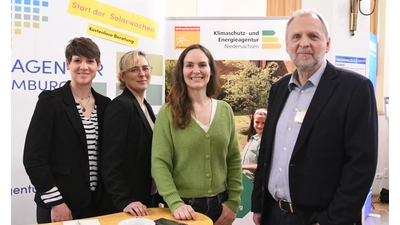 Elena Gellermann, Karina Gröger, Verena Michalek und Horst Roch informieren gemeinsam rund ums Thema Energiewende zuletzt beim Solartag der Firma Ahrens in Bückeburg. (Foto: nd)