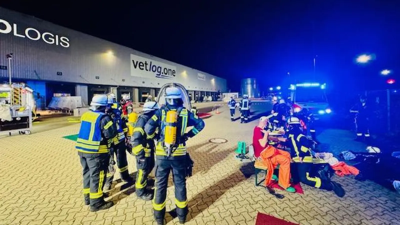 Auf einem Betriebsgelände: Gefahrgutübung im Gewerbegebiet. (Foto: Feuerwehr)