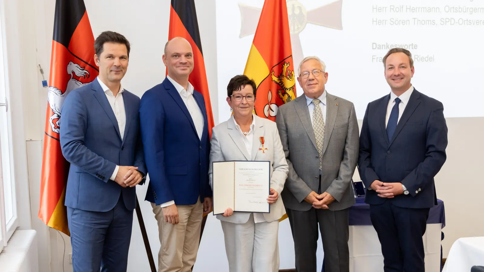 Bei der Verleihung (v.li.): Regionspräsident Steffen Krach, SPD-Ortsvereinsvorsitzender Sören Thoms, Kirsten Riedel, Ratsvorsitzender Rolf Herrmann und Wunstorfs stellvertretender Bürgermeister Martin Pavel.  (Foto: Iris Terzka)