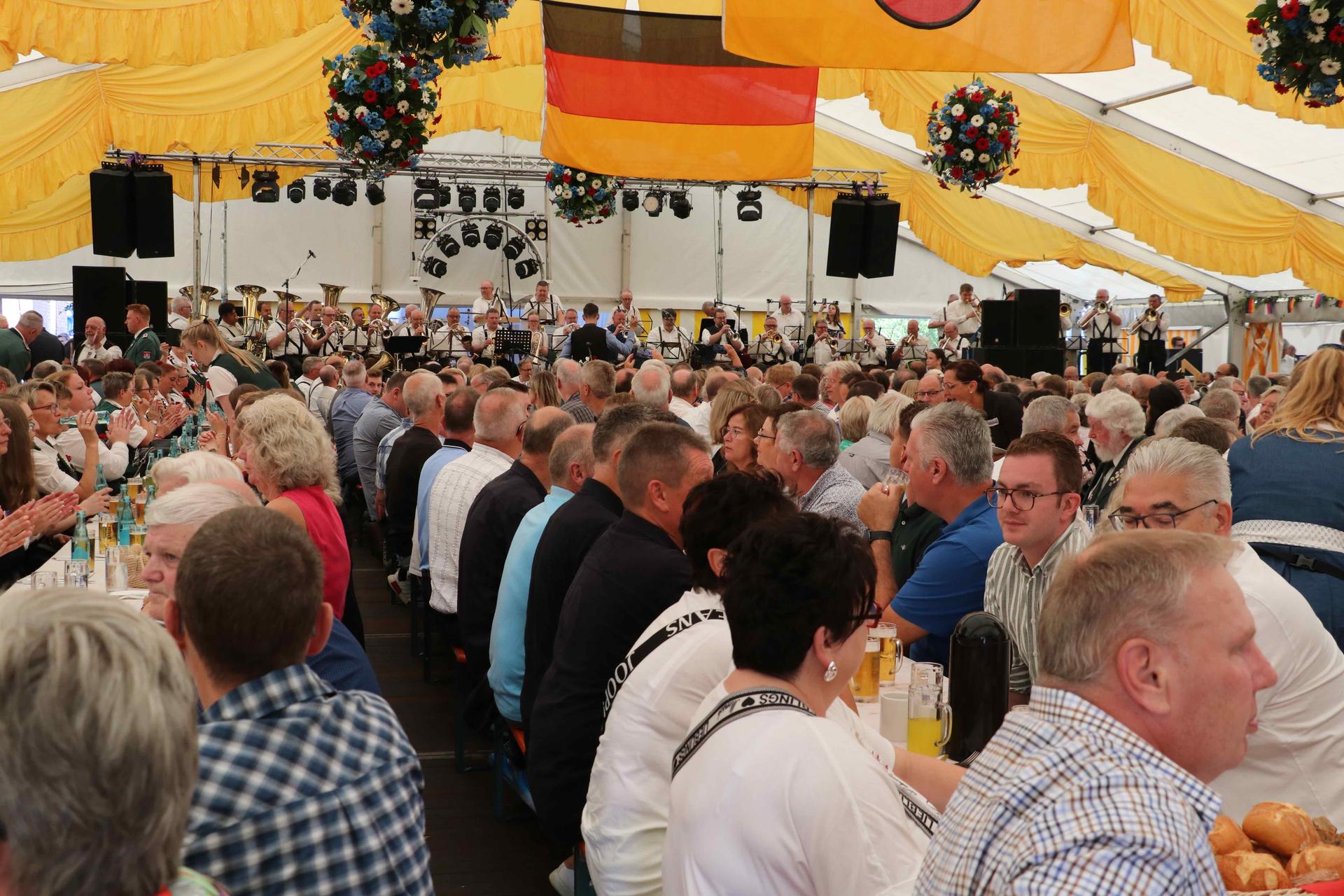 Bildergalerie: Eindrücke vom Schützenfest in Hagenburg. (Foto: gi)