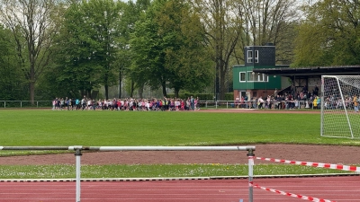 Im Barnestadion: Die Schüler beim Sponsorenlauf. (Foto: privat)