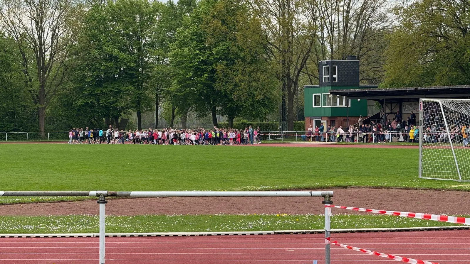 Im Barnestadion: Die Schüler beim Sponsorenlauf. (Foto: privat)