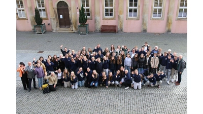 Nach dem Empfang im Rathaus beim Bürgermeister bricht der Jugendchor aus Island gemeinsam mit Schaumburger Austauschpartnern zur Besichtigung des Schlosses auf. (Foto: Borchers, Bastian)