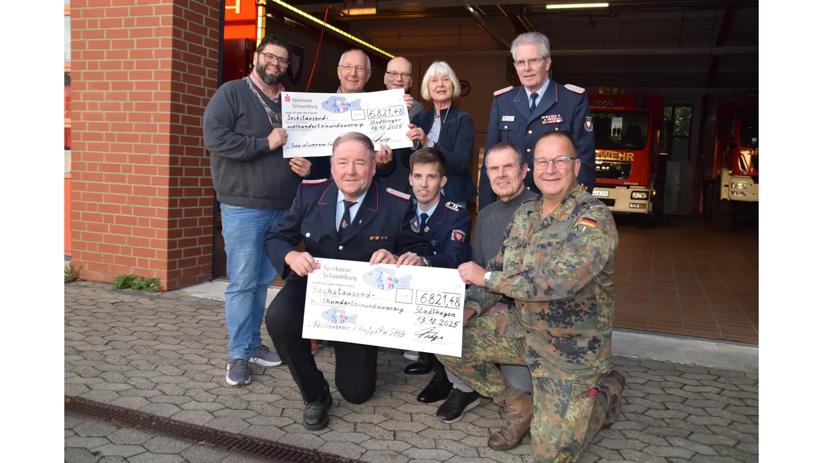 Heiko Tadge, Ingo Bölling (vorn rechts), Horst Struckmeier und Michael Angelis (hinten links) übergeben die symbolischen Schecks an den Sozialverband und die Feuerwehr. (Foto: ab)