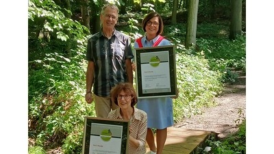 Elke Dralle von der Tourist-Info Bad Eilsen, Hans-Georg Sievers, Wanderwegemanager des Naturparks Weserbergland und Astrid Herbst-Wagner von der Tourist-Info Bückeburg freuen sich über den neuen Steg an der Harrl-Runde und die Zertifizierung des Wegs als Qualitätsweg Wanderbares Deutschland.<br> <br>  (Foto: privat)