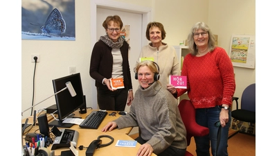 Maria Thobe (v. li.), Birgit Schaper-Gerdes, Gaby Mennicken und Andrea Siebörger (sitzend) unterstützen Kinder und Jugendlichen über die „Nummer gegen Kummer“.  (Foto: bb)