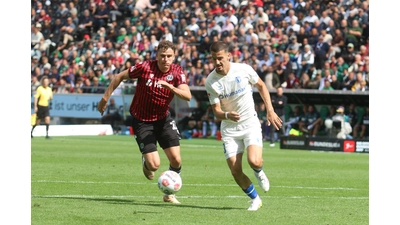 96-Sturmspitze Benedikt Pichler ist eng ins Kombinationsspiel eingebunden. (Foto: bb)