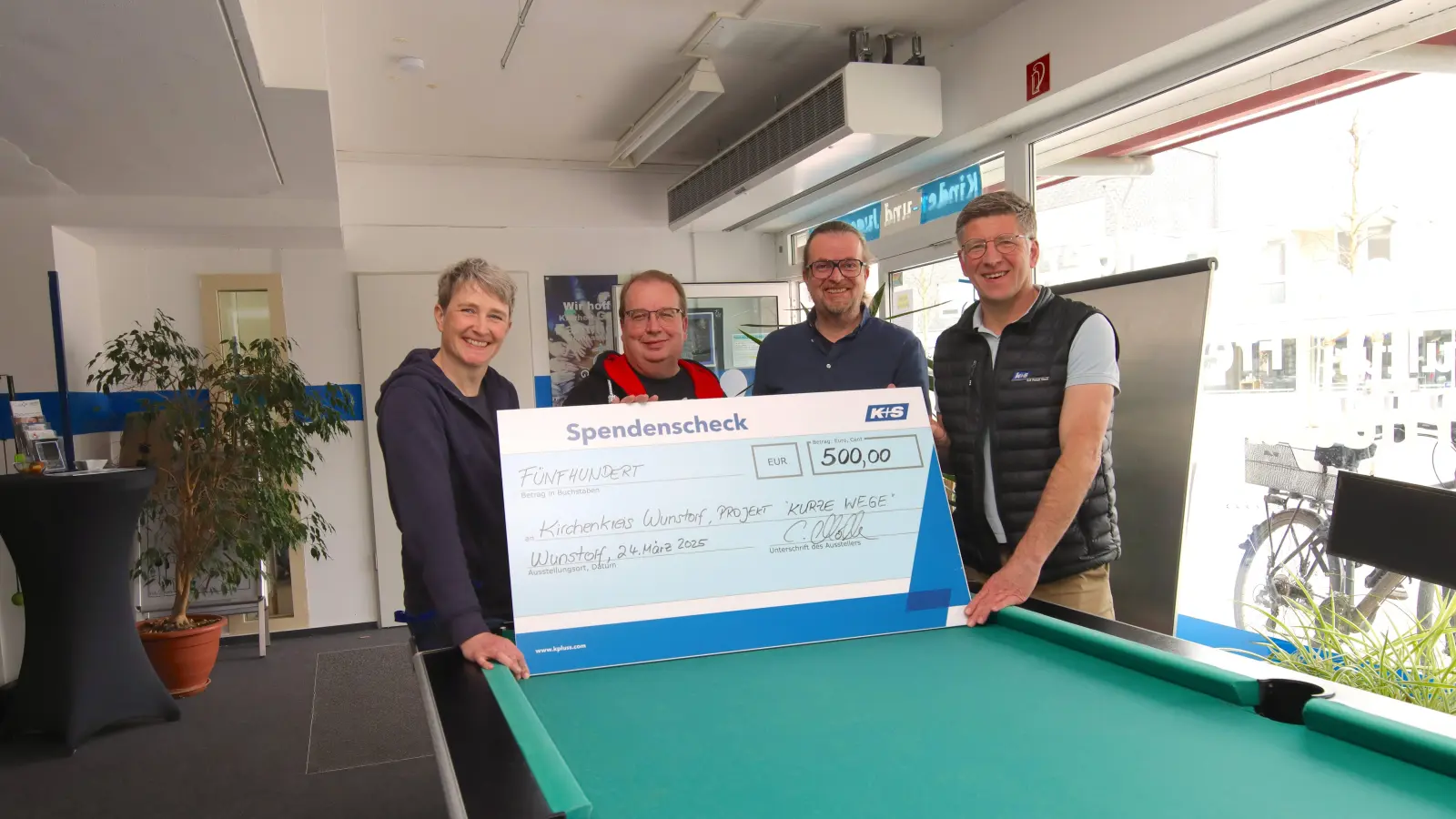 Bei der Spendenübergabe (v.li.): Nicole Brickwedel, Thomas Amberg, Stephan Kuckuck und Carsten Möller. (Foto: tau)