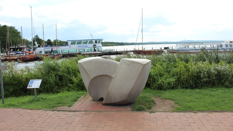 Ist 2007 von der Steinhuder Meer Tourismus GmbH (SMT) aufgestellt wordeb: Swingende Welle von Werner C. Sauer. (Foto: wb)