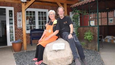 Haben auf dem Findling Platz genommen: Ursula Jungbluth und Frank Löffler. (Foto: tau)