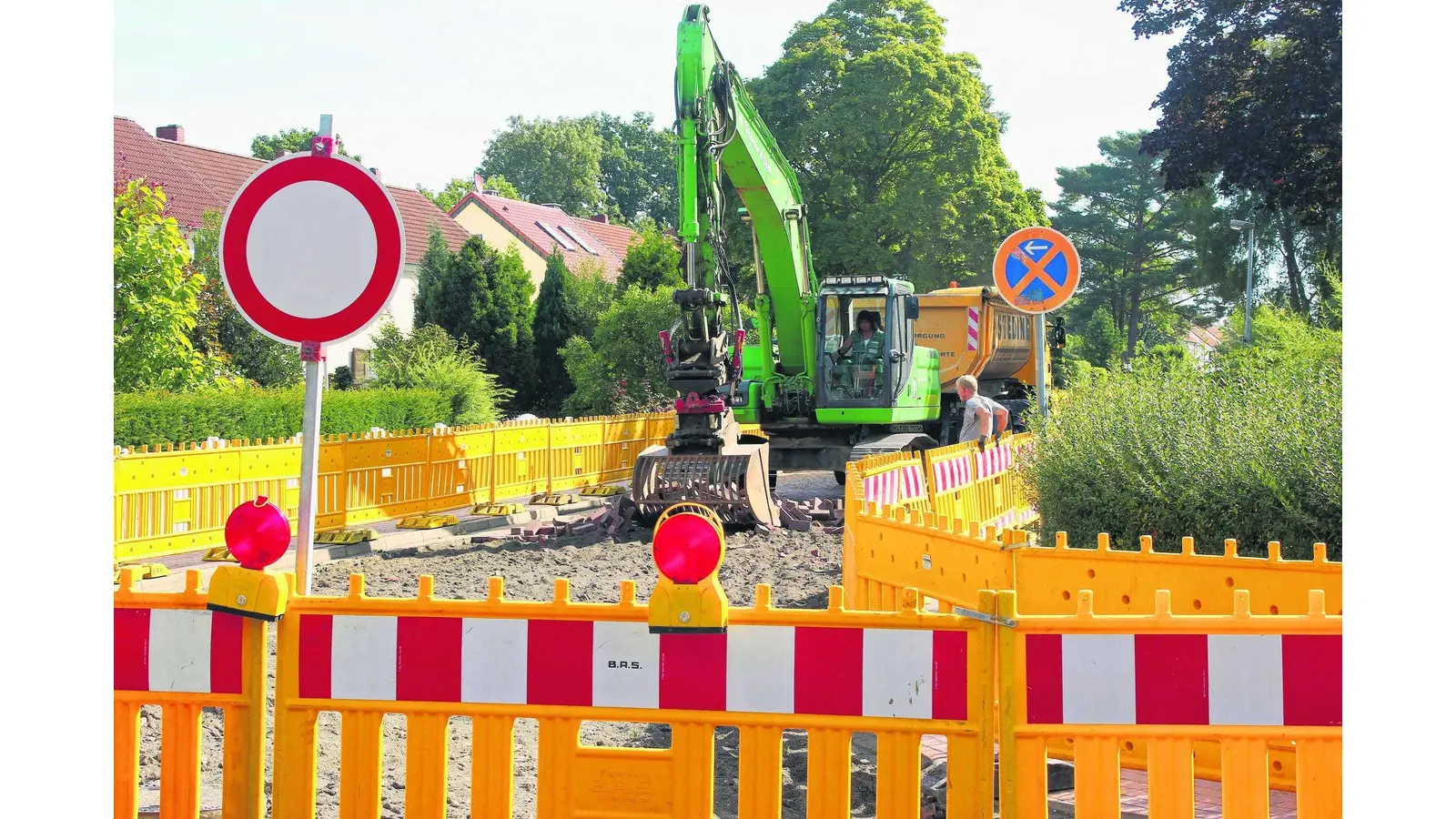 Das rote Pflaster kommt jetzt weg (Foto: tau)