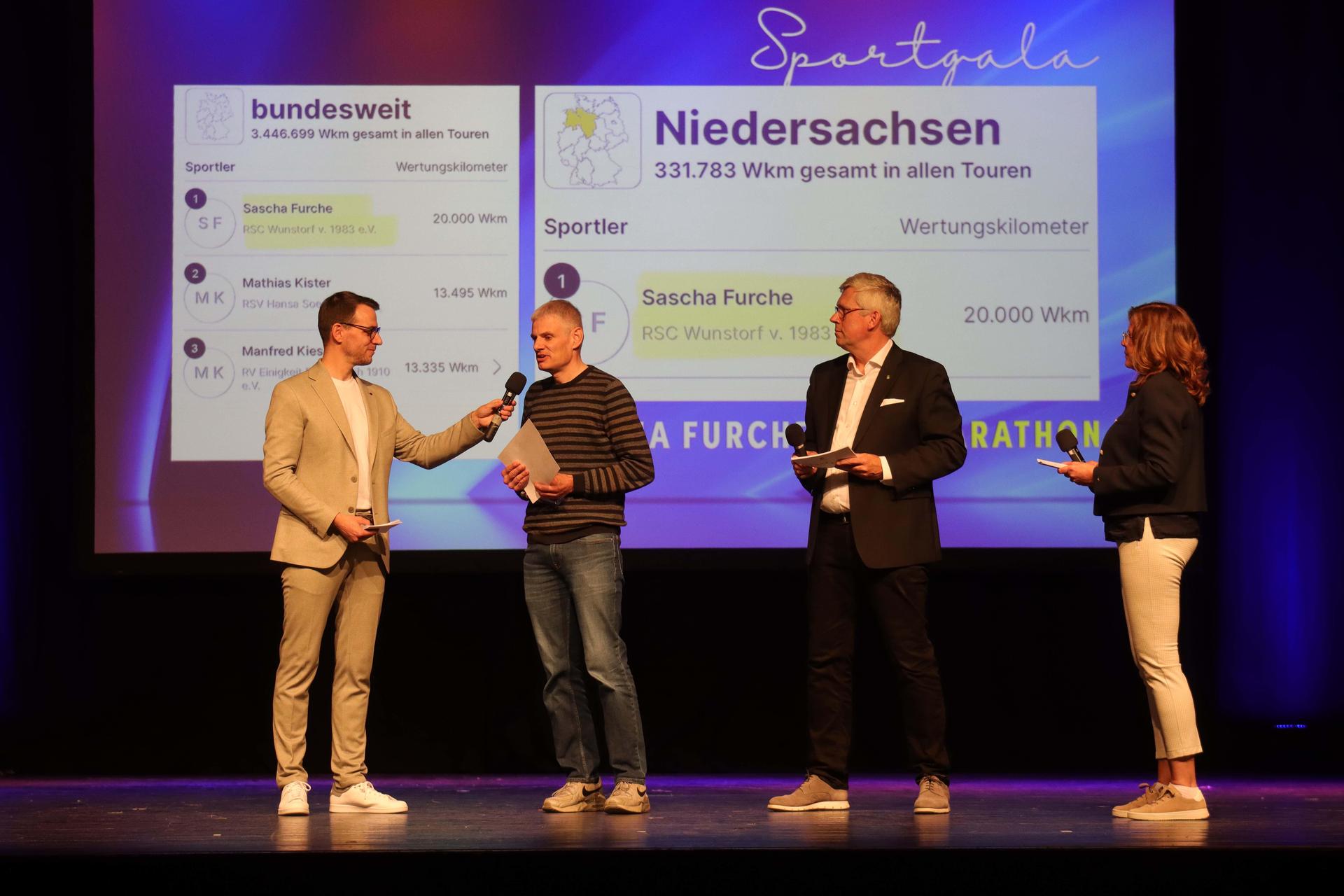 Auf der Bühne (v.li.): Tobias Rademacher, Radfahrer Sascha Furche, Bürgermeister Carsten Piellusch und Wiebke Nickel. (Foto: tau)
