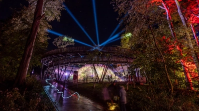Am vergangenen Freitag, Samstag und Sonntag haben die LaGa Lichter für farbenprächtige Baumkronen, fantasievolle Lichtkunst und beeindruckende Walkacts gesorgt. (Foto: Lennart Schmidt)