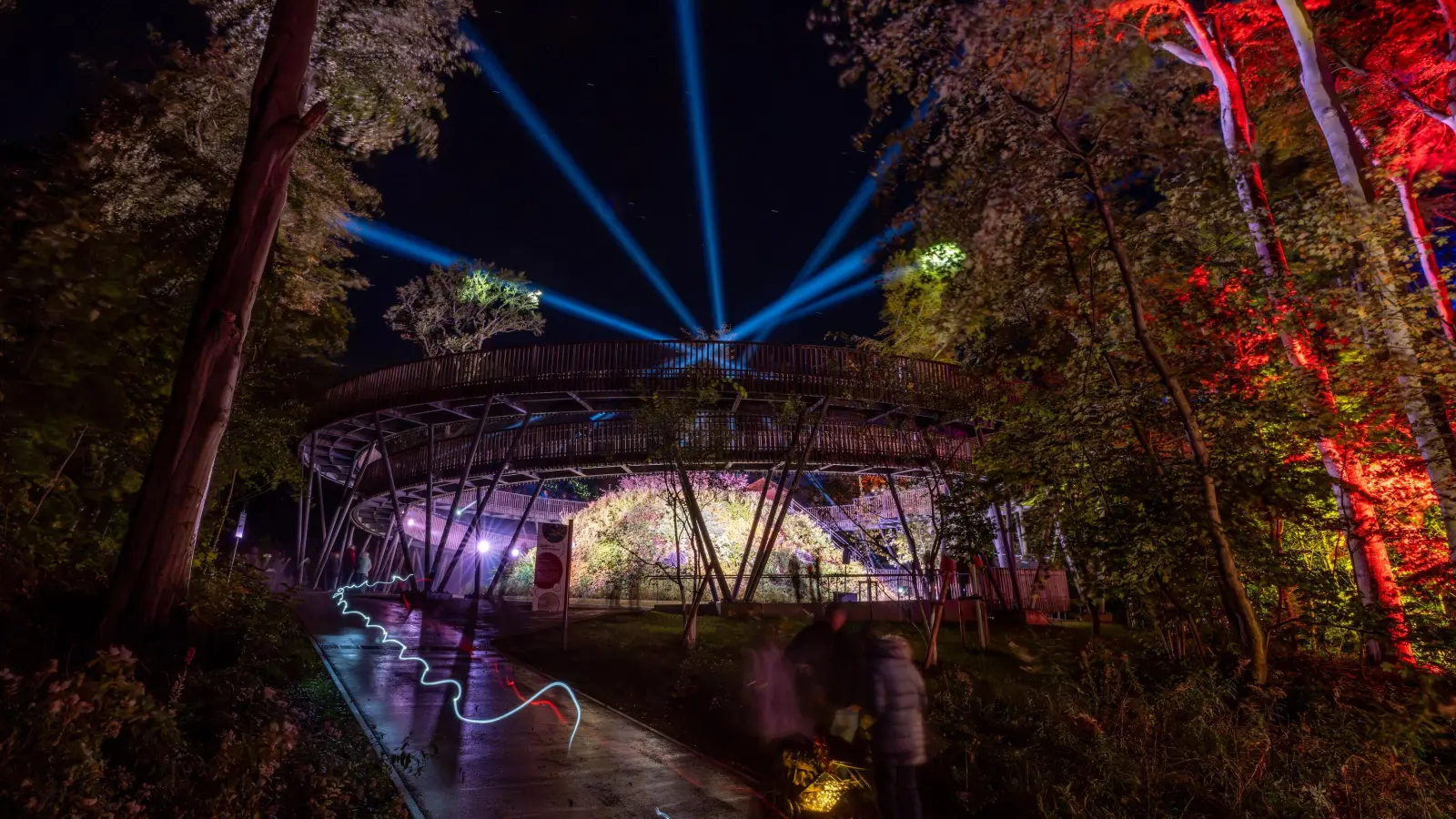 Am vergangenen Freitag, Samstag und Sonntag haben die LaGa Lichter für farbenprächtige Baumkronen, fantasievolle Lichtkunst und beeindruckende Walkacts gesorgt. (Foto: Lennart Schmidt)