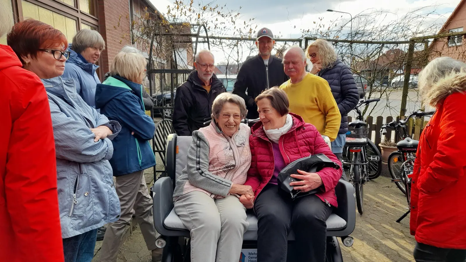 Die fast erblindete Ursula von Kozlowski wartet mit ihrer Begleiterin auf die Abfahrt.  (Foto: privat)
