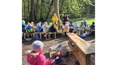 Die Mädchen und Jungen der beiden Einrichtungen frühstücken gemeinsam.  (Foto: privat)