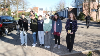 Eine Lasermessung an der Feuerwache gehört zum Programm der Polizei am Zukunftstag.  (Foto: gi)