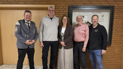 Nach der Siegerehrung (v.li.): Vorsitzender Karsten Heimberg, Thorsten Gronemeyer, Melanie Stecke, Klaus Fischer und Michael Korpack. (Foto: privat)