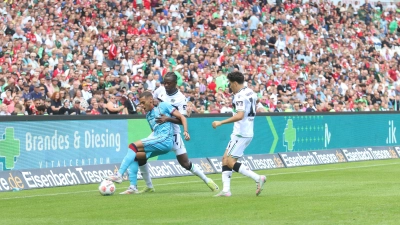 Die beiden 96-Spieler Mustapha Bundu (li.) und Husseyn Chakroun (re.) machten schon Druck beim Spiel gegen Cagliari. (Archivbild: bb)
