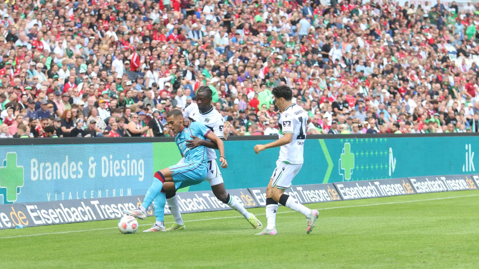 Die beiden 96-Spieler Mustapha Bundu (li.) und Husseyn Chakroun (re.) machten schon Druck beim Spiel gegen Cagliari. (Archivbild: bb)