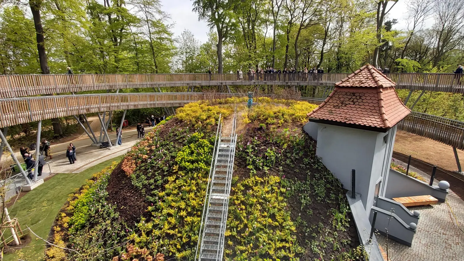 Waldtempel mit Veranstaltungskegel sorgt für Aha-Effekte. (Foto: gk)