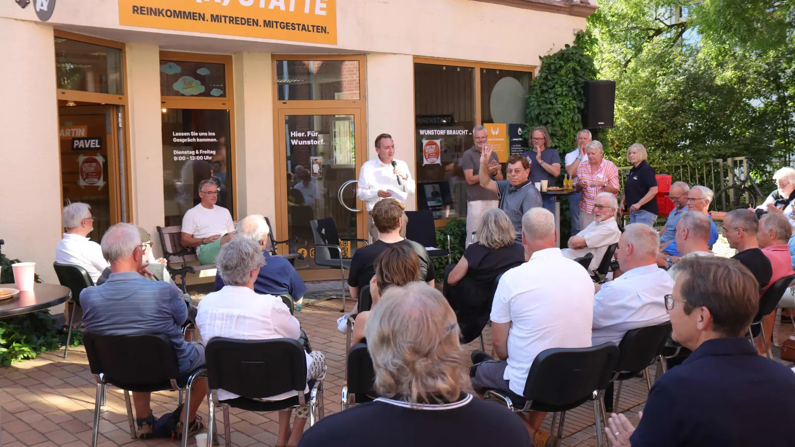 Vor der Wahlkampfzentrale der CDU: Bürgermeisterkandidat Martin Pavel begrüßt die Gäste. (Foto: tau)