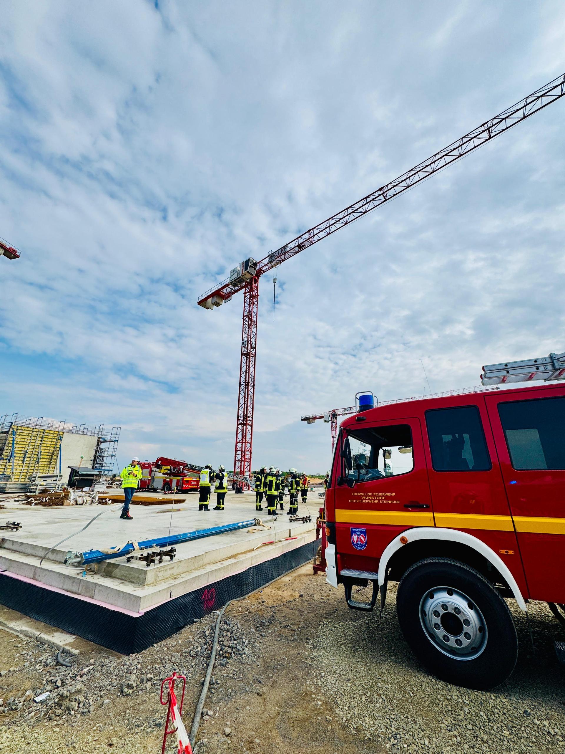 Auf der Airbus-Baustelle: Die Feuerwehr im Einsatz. (Foto: Feuerwehr)