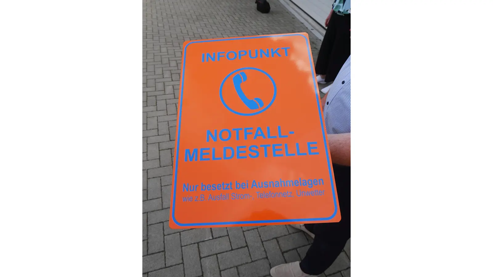 Das spezielle Hinweisschild für den Informationspunkt in den Ortschaften. (Foto: gk)