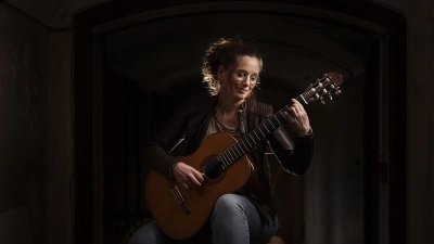 An der Gitarre: Anika Hutschreuther. (Foto: Christian Schirbort)