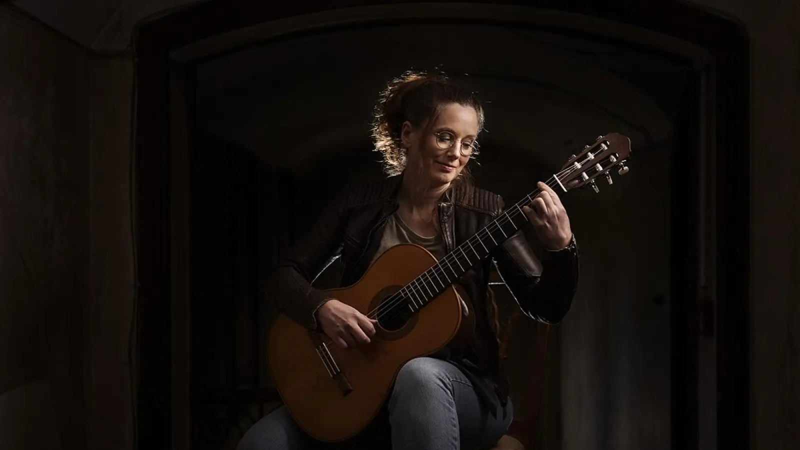 An der Gitarre: Anika Hutschreuther. (Foto: Christian Schirbort)