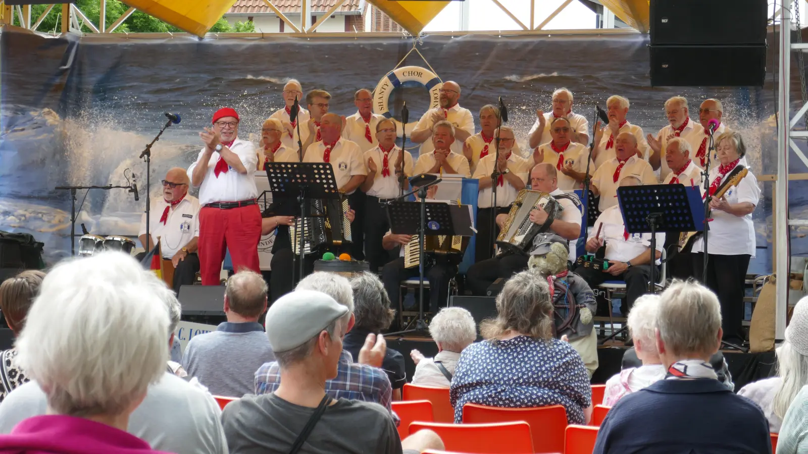 Bei einem Auftritt: Der Wunstorfer Shanty Chor. (Foto: privat)