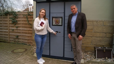 Mitarbeiterin Sara Hattendorf und Stadtdirektor Mike Schmidt nehmen die Abholstation offiziell in Betrieb. (Foto: gk)