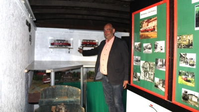 Neu in der Dauerausstellung: Nils Hoffmann zeigt die Vitrinen für das Schweineschnäuzchen und den T 58. (Foto: wb)