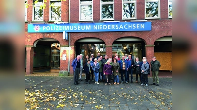 Ein Halt vor dem Polizeimuseum Niedersachsen: Die Teilnehmer der Wanderung. (Foto: red)