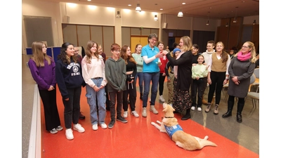 Bei der Spendenübergabe: Brigitte Jürgens im Beisein der Schüler.