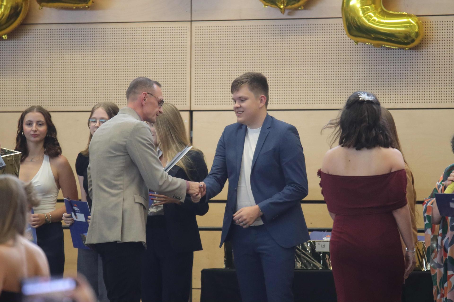 Zeugnisübergabe: Der Abiturjahrgang 2025 des Hölty-Gymnasiums. (Foto: tau)