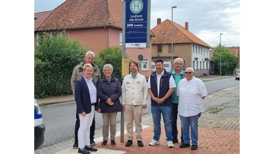 Samtgemeindebürgermeisterin Svenja Edler, Rüdiger Friedrich (Gemeinde Heuerßen), Birgit Gärtner (Senioren- und Behindertenbeirat SG Lindhorst), Stephan Schröder (ÖPNV Landkreis Schaumburg), Dirk Rottmann (SVG), Heinrich Widdel (Gemeinde Lindhorst) und Ulrike Katzwedel (Senioren- und Behindertenbeirat SG Lindhorst) freuen sich über den Start des zusätzlichen Mobilitätsangebotes. <br><br> (Foto: privat)