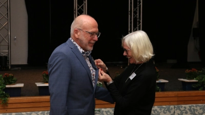 Günter Schiller wird von der stellvertretenden Bürgermeisterin Ulrike Koller mit der Renaissance-Nadel für sein ehrenamtliches Engagement geehrt.  (Foto: bb)