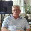 Jede und jeder Anwesende geht aus dem Protokoll hervor und mag das eigene Gedächtnis mittels Rats- und Bürgermeisterinformationssystem noch einmal auffrischen und Erinnerungslücken schließen, damit er oder sie die Öffentlichkeit zutreffend und wahrheitsgemäß unterrichten kann.