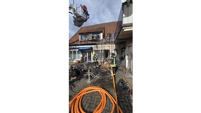 Im Einsatz war auch die Hubrettungsbühne aus Stadthagen. (Foto: privat)