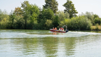 Auf dem Kanal: Die DLRG hat Bootsfahrten angeboten und ihre Aufgaben im Wasserrettungsdienst vorgestellt. (Foto: Johanniter/Peer Gongoll)