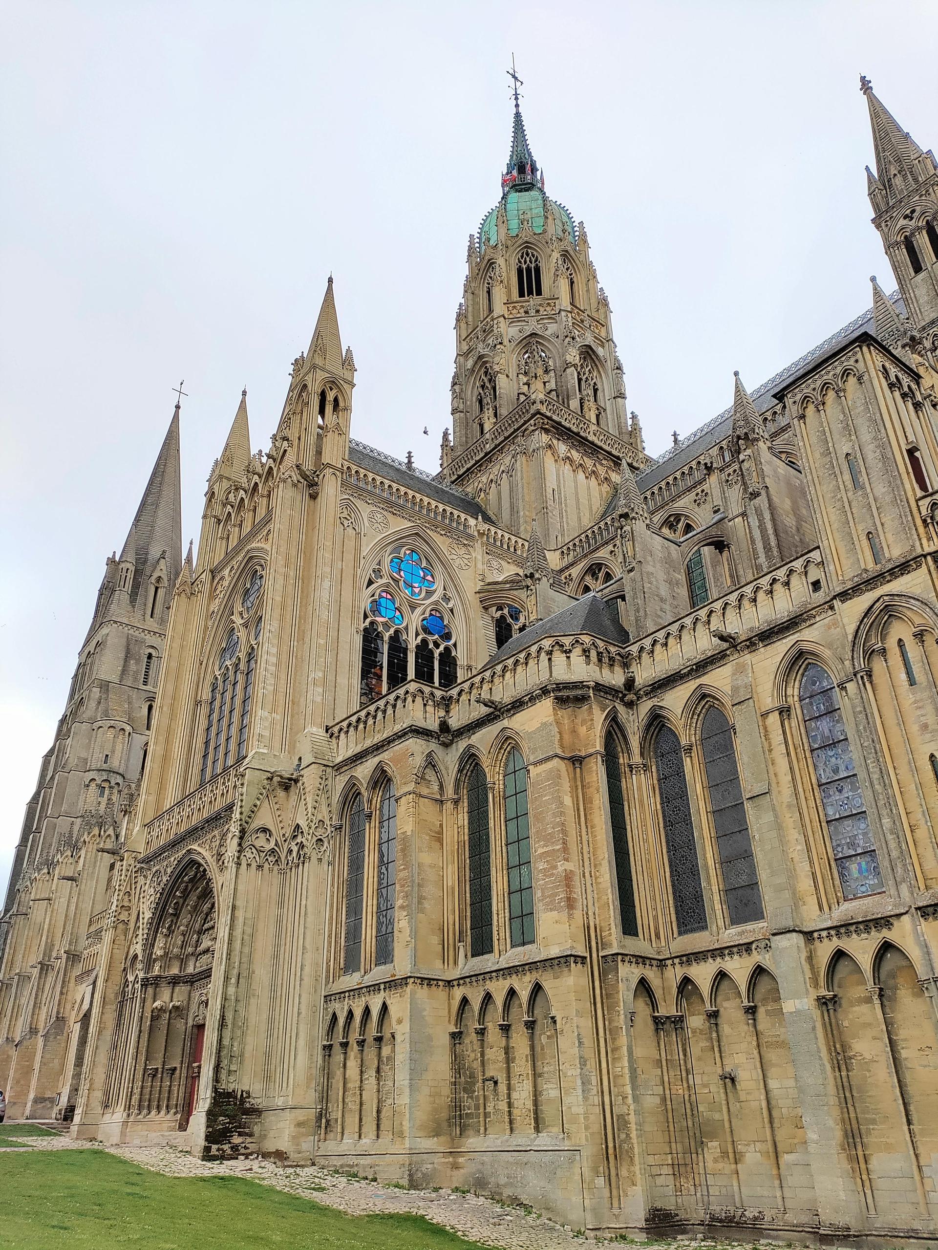 Teil des Ausflugsprogramms: Ein Besuch der Kathedrale Bayeux. (Foto: privat)
