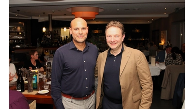 Plaza-Inhaber Bojan Djordjevic und Winzer Massimo Zorzettig freuen sich über die rundum zufriedenen Gäste bei der Weinprobe. (Foto: bb)