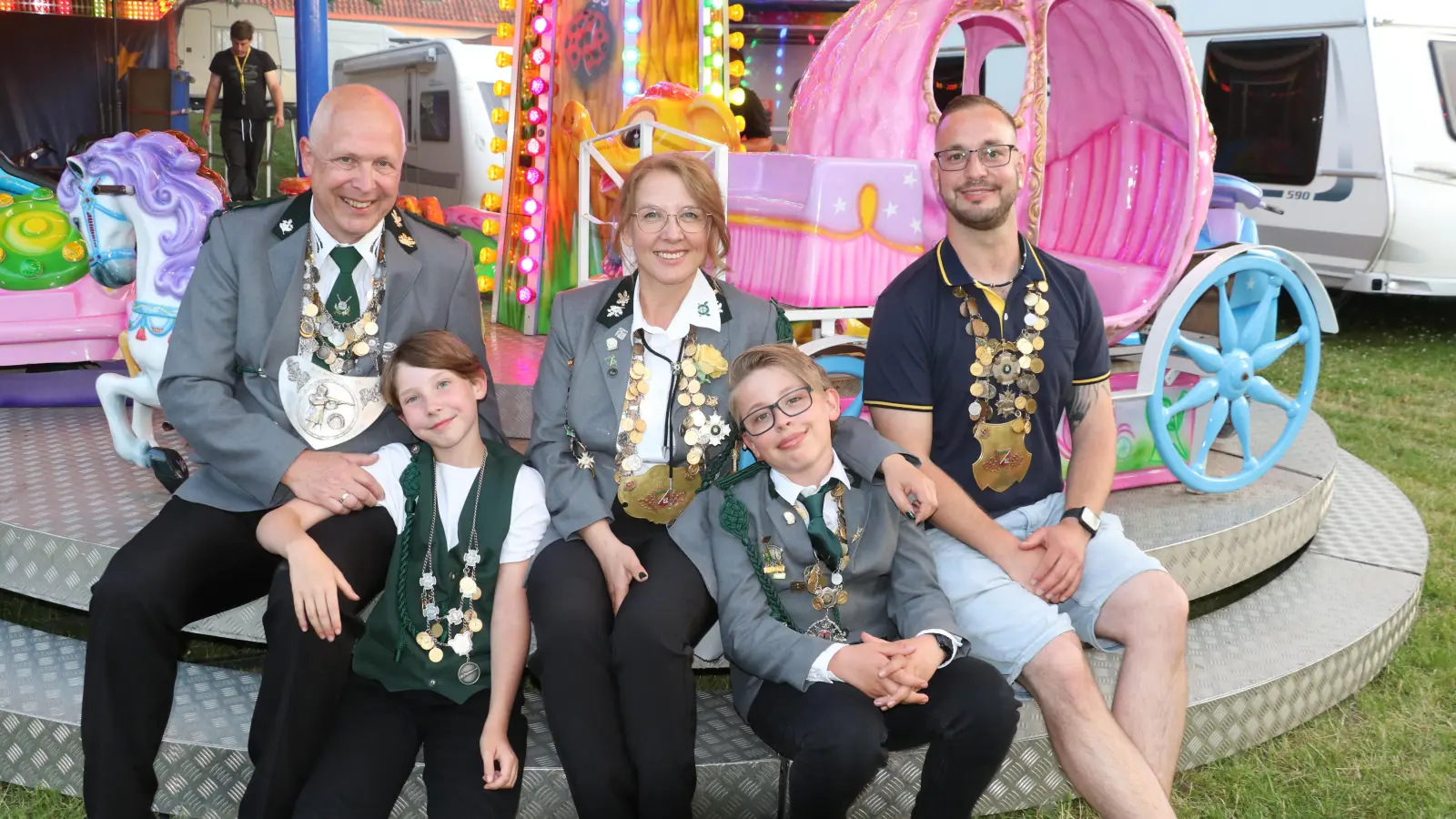 Die Majestäten aus Kolenfeld (v.li.): Rainer Erdmann, Talia Erdmann, Simone Behne, Lukas Behne und Phillip Wilde.  (Foto: gi)