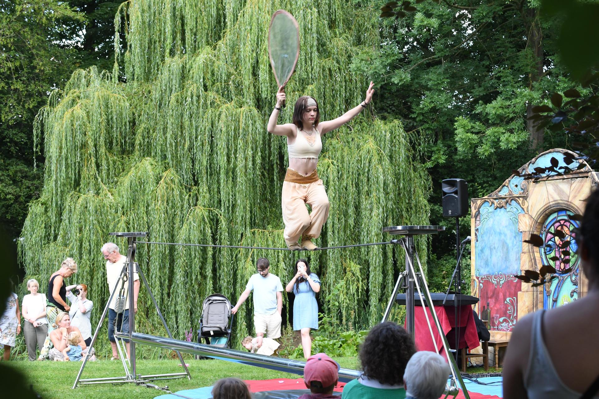 Drei Tage lang verwandelte sich das Rittergut Remeringhausen in ein Paradies für Garten- und Kunstliebhaber: Das beliebte Fest „Romantic Garden“ feierte seinen 25. Geburtstag. Bei strahlendem Sommerwetter strömten zahlreiche Besucherinnen und Besucher auf das idyllische Gutsgelände, um ein abwechslungsreiches Programm aus Ausstellungen, Musik und kulinarischen Angeboten zu genießen. Die gut gelaunten Gäste und das hervorragende Wetter sorgten für beste Stimmung, und auch die Aussteller zeigten sich rundum zufrieden. (Foto: nd)