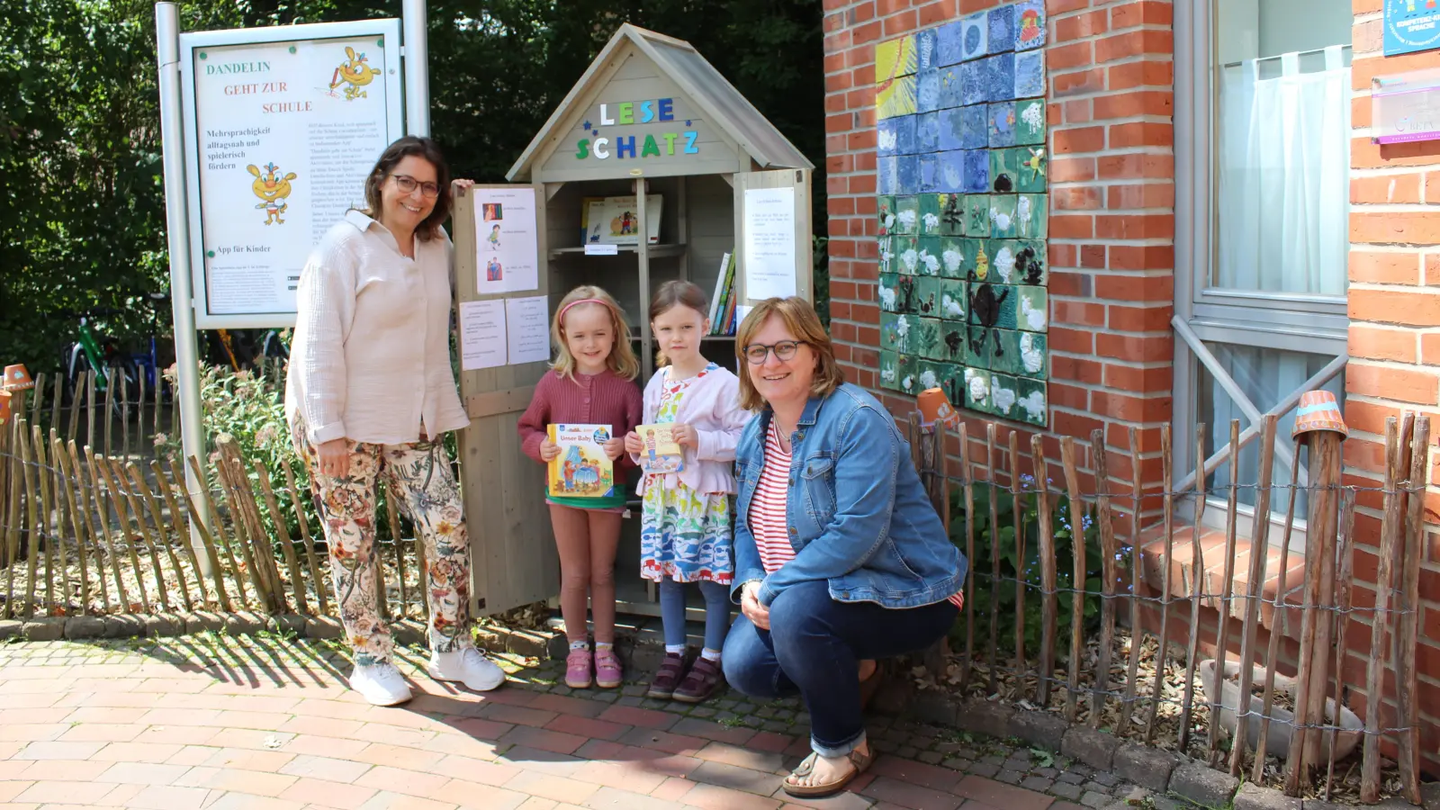 Freuen sich über den Leseschatz (v.li.): Sabine Hauck, Hannah, Frida und Tamja Vorderwülbecke. (Foto: wb)