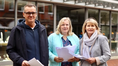 Mit den Listen (v.li.): Heiko Neubert, Margreet Nöthlich-de Bruin und Sussanne Hartung. (Foto: privat)
