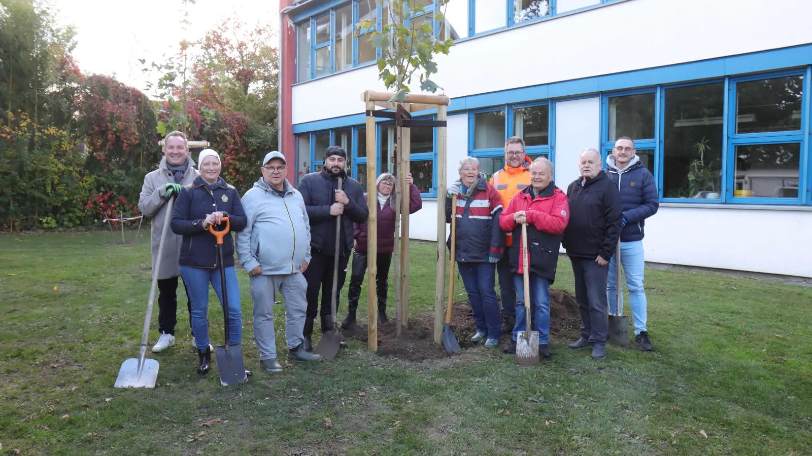 Haben noch einmal Bäume gepflanzt: Vertreter des Ortsrates Wunstorf. (Foto: tau)